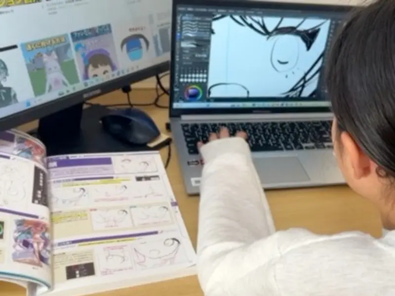 イラスト練習をする小学５年生の娘