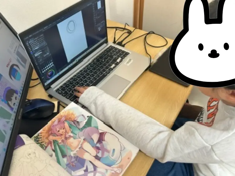 イラスト練習をする小学５年生の娘