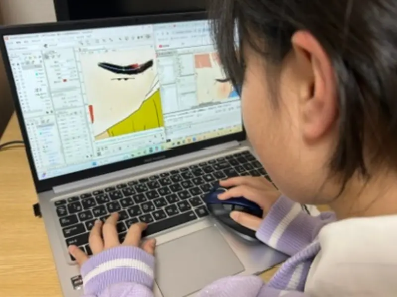 セルフ受肉のLive2Dを練習する小学生の娘